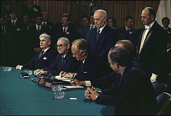 [Vietnam_peace_agreement_signing.jpg]