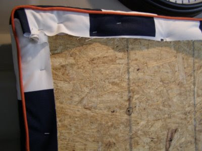 Como hacer un cabecero para la cama con tela y un tablon de madera