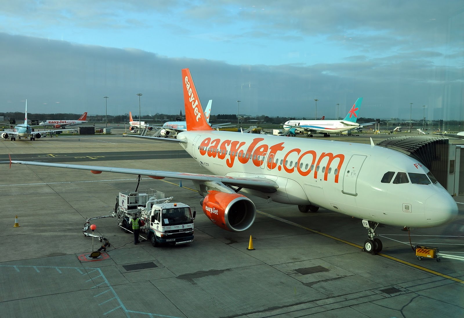Aeroplane spotting (Photograph) EasyJet Airbus A319111 (GEZFP) in