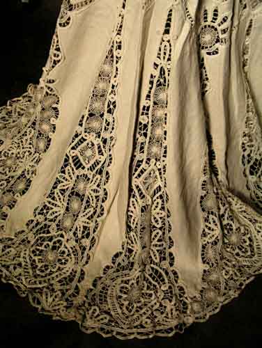 [099-LOA21843-04.jpg]