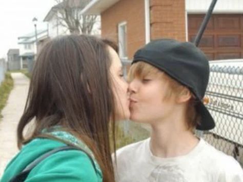 selena gomez kissing justin bieber pics. Justin Bieber Kissing Miley Cyrus Selena Gomez Jealous!! justin bieber