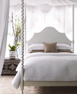 fotosdeinteriores: CAMA CON DOSEL EN BLANCO Y MESILLA - BAUL ARABE