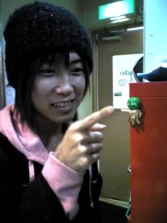 [Katchan+pointing+at...jpg]
