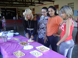 degustando da comida típica do folclore