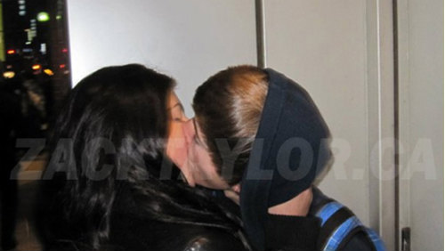 justin bieber kissing a fan behind the hotel