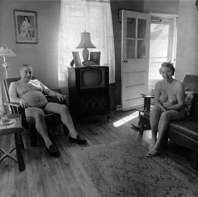 Fotos chulas - Página 2 019.+Retired+man+and+his+wife+at+home+in+a+nudist+camp+one+morning,+Diane+Arbus+(NJ,+1963)