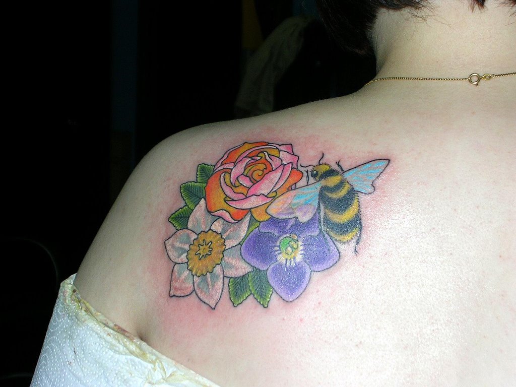 [flower_and_bee_tattoo.jpg]