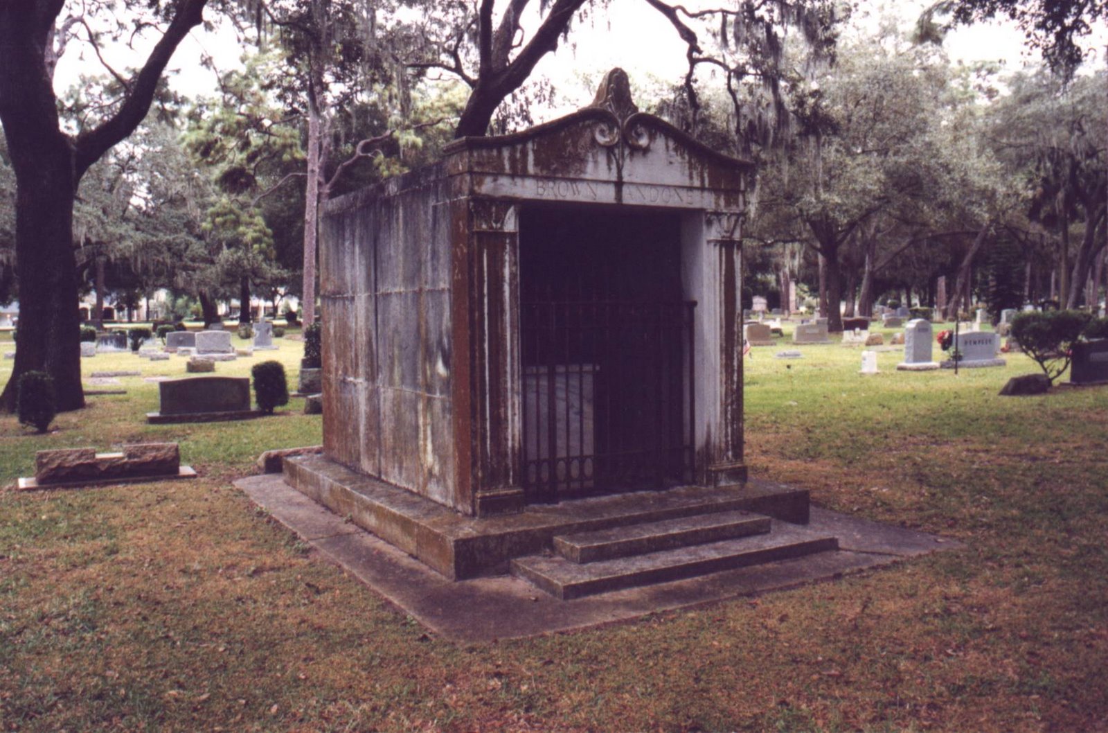 [Palm_Cemetery_in_Winter_Park,_FL_-_Creepy_Mausoleum.jpg]