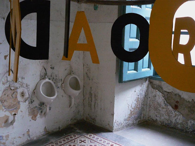 carlos de gredos. los polos de la tierra unidos. madera, cuerda, nylon, cartón y pintura. (2008)