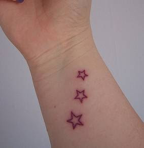 uu27itu: star tattoos on wrist for girls