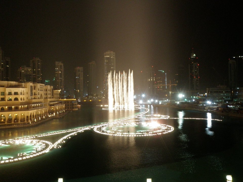 [Dubai_Fountain_Lights_and_Water.jpg]