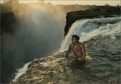 最危險的游泳池 魔鬼池 - 辛巴威維多利亞瀑布頂端 最危險的游泳池 魔鬼池
