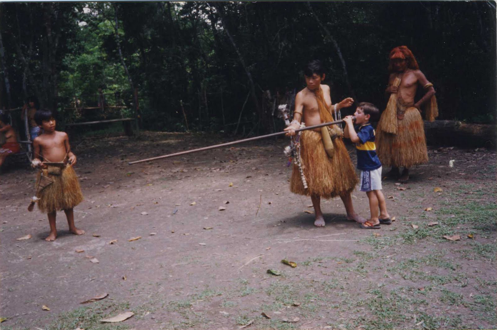[MartÃ­n+aprendiendo+a+usar+cerbatana.Yaguas.+Amazonia.bmp]