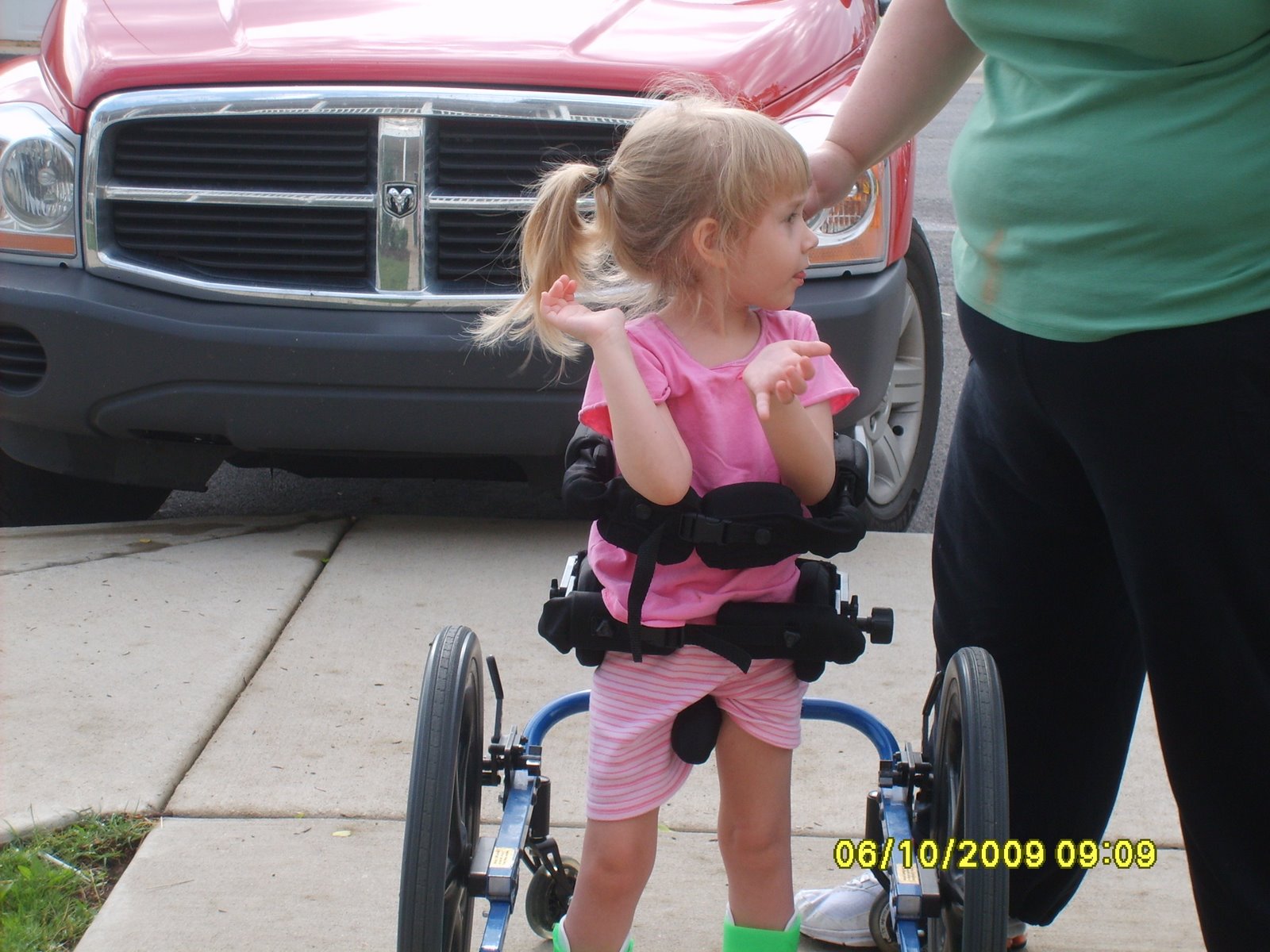[Abigaile+in+kidwalk+June+2009.JPG]