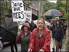 BBC picture of Grove Wood protest July 2008