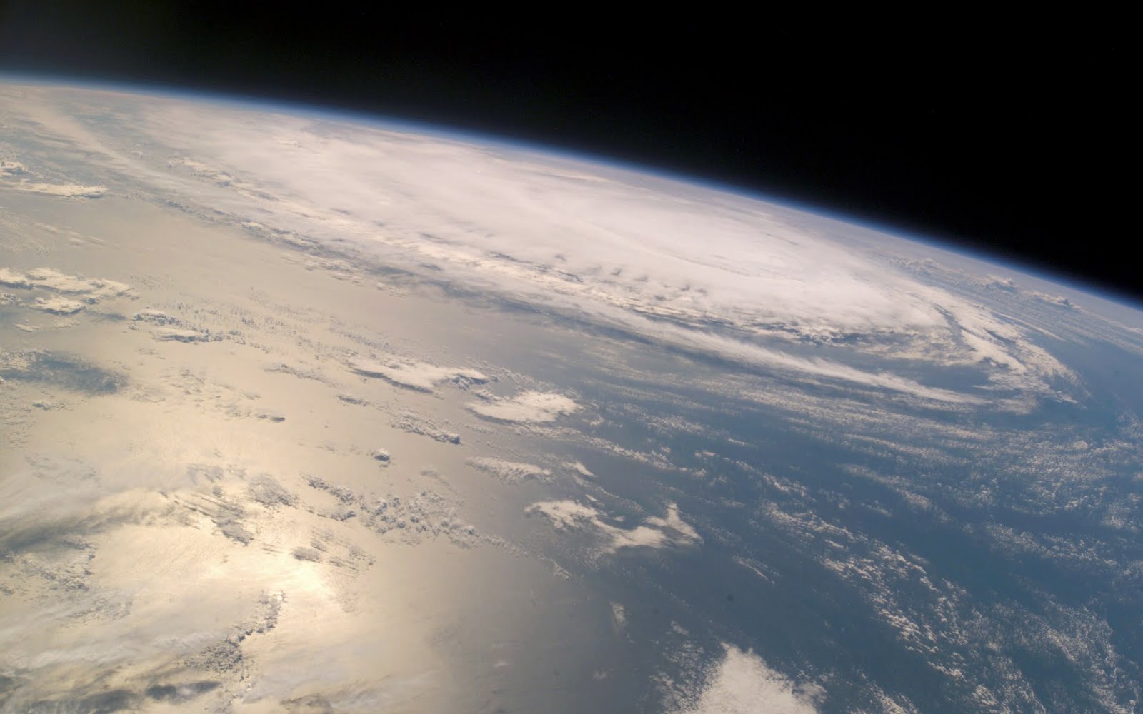 http://3.bp.blogspot.com/_HzAThb2RgMc/TLyaEmomWZI/AAAAAAAAByE/L0V-MJ2qXyU/s1600/Blue_Earth_1680+x+1050+widescreen.jpg