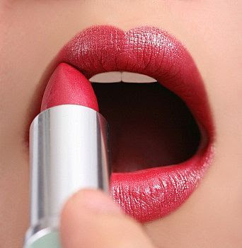 اجمل أرواج وأجمل ألوان أرواج Applying+lipstick3