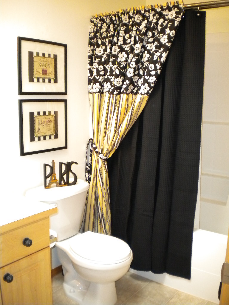 yellow+black+and+white++bathroom+001.JPG (768×1024) Yellow bathroom
