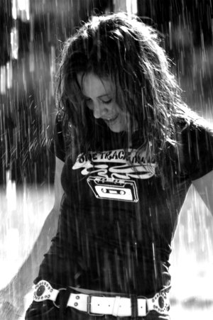 Foto bij 13. Stand In The Rain