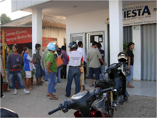 5 Orang Ngeselin Pas Antri di ATM 5 Orang Ngeselin Pas Antri di ATM