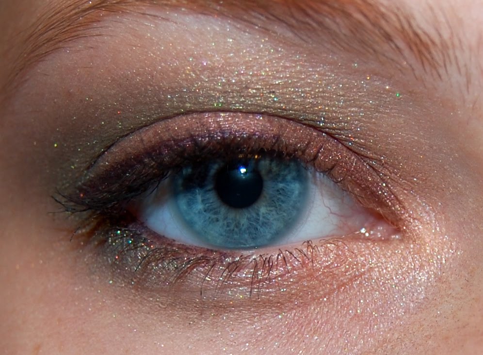 The Makeuptress: Maybelline Monday: Mad For Mauve Eyeshadow Quad