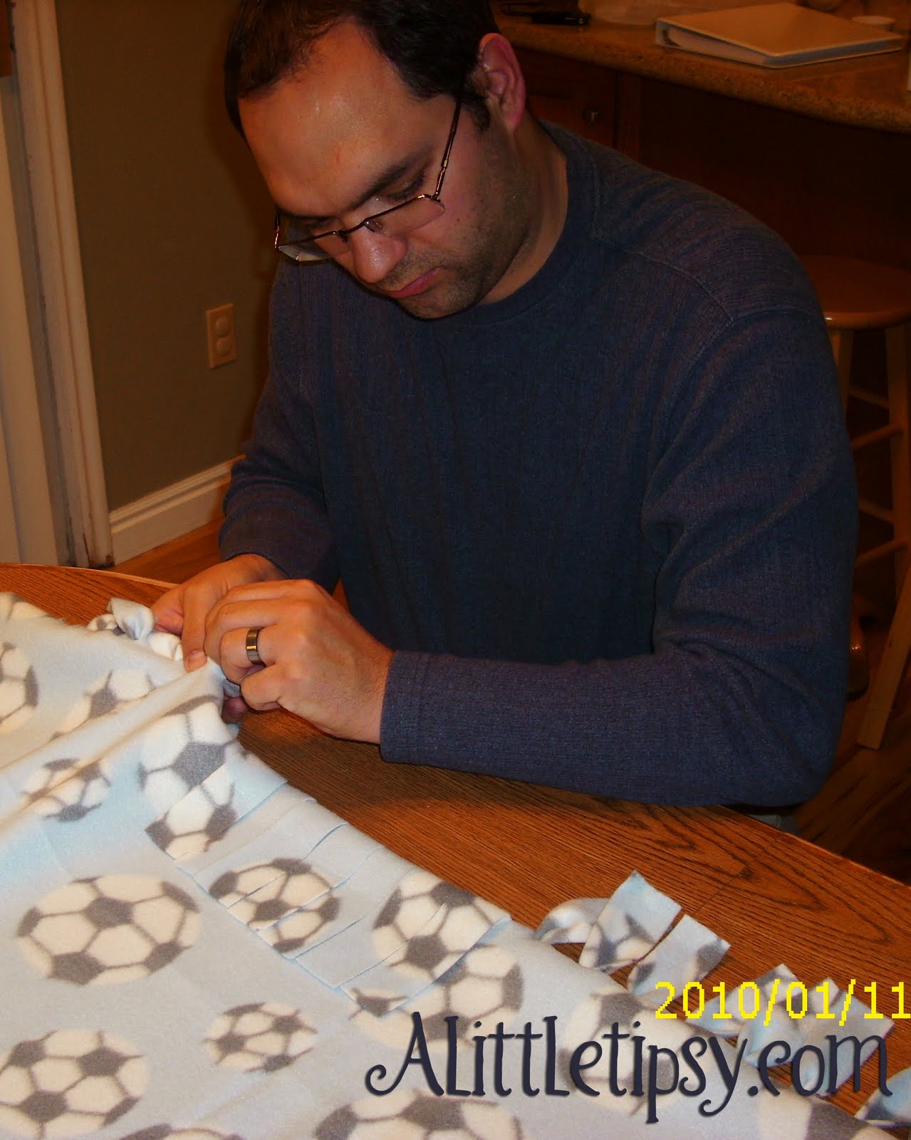 [No+sew+fleece+blankets+for+Project+Linus.jpg]