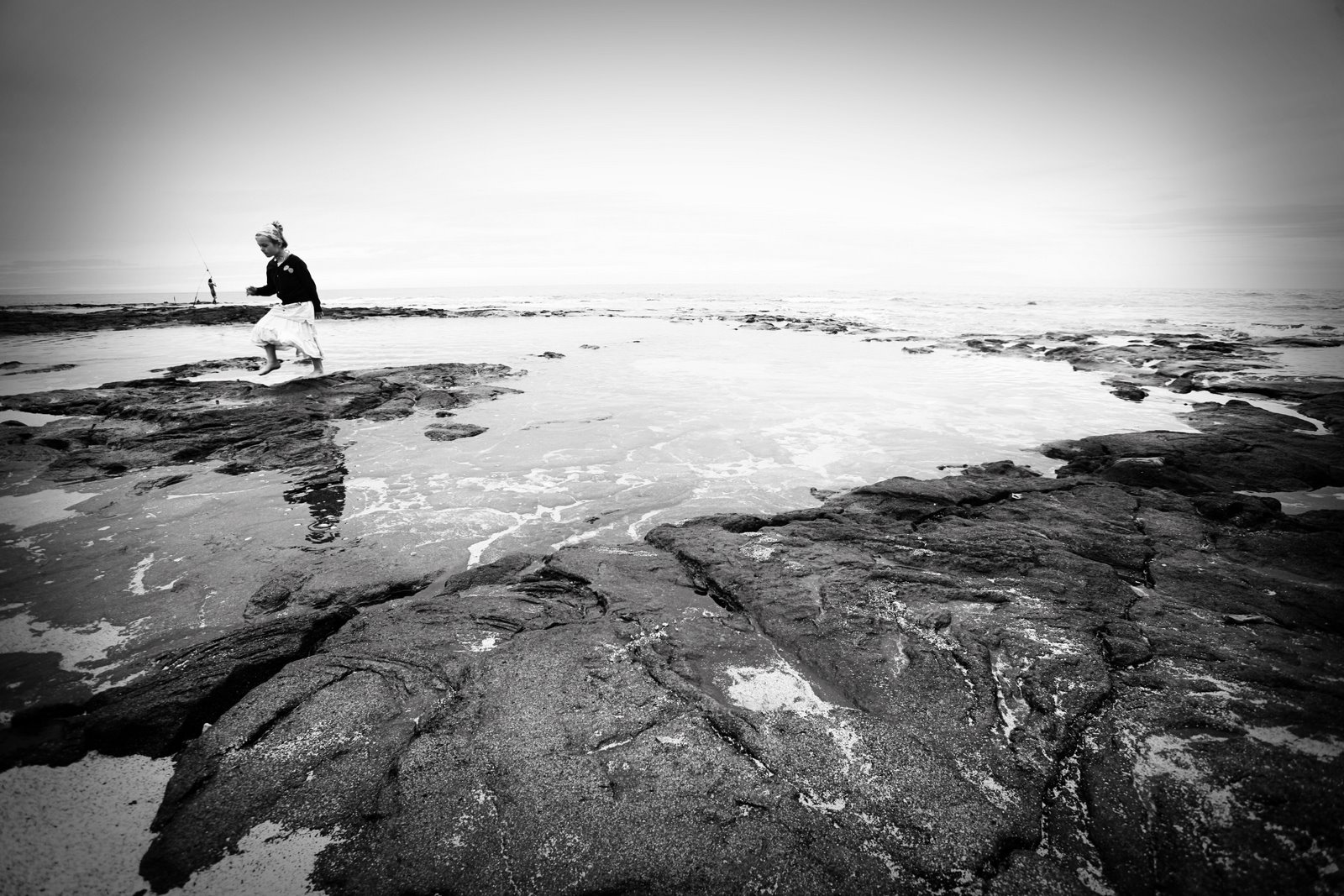 [claratidepoolbw.jpg]