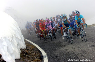2008 giro d italia stage20 alberto contador astana peloton gavia mountain pass snow - UNA DE LAS CARRERAS MÁS BELLAS DEL MUNDO