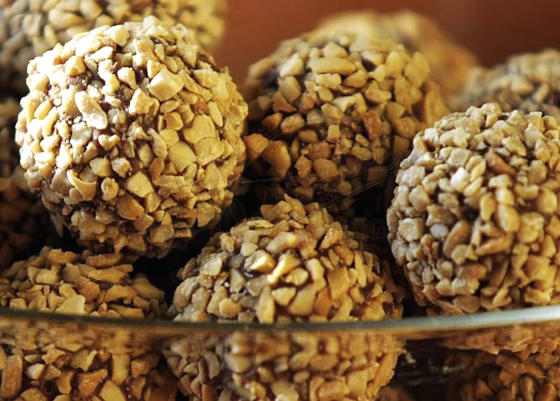 Peggotty's Corner Strawberry Chocolate Balls