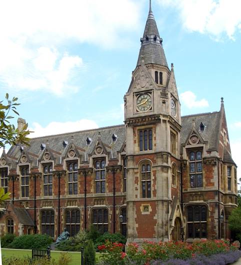 [Pembroke_College_Chapel_Quad.jpg]