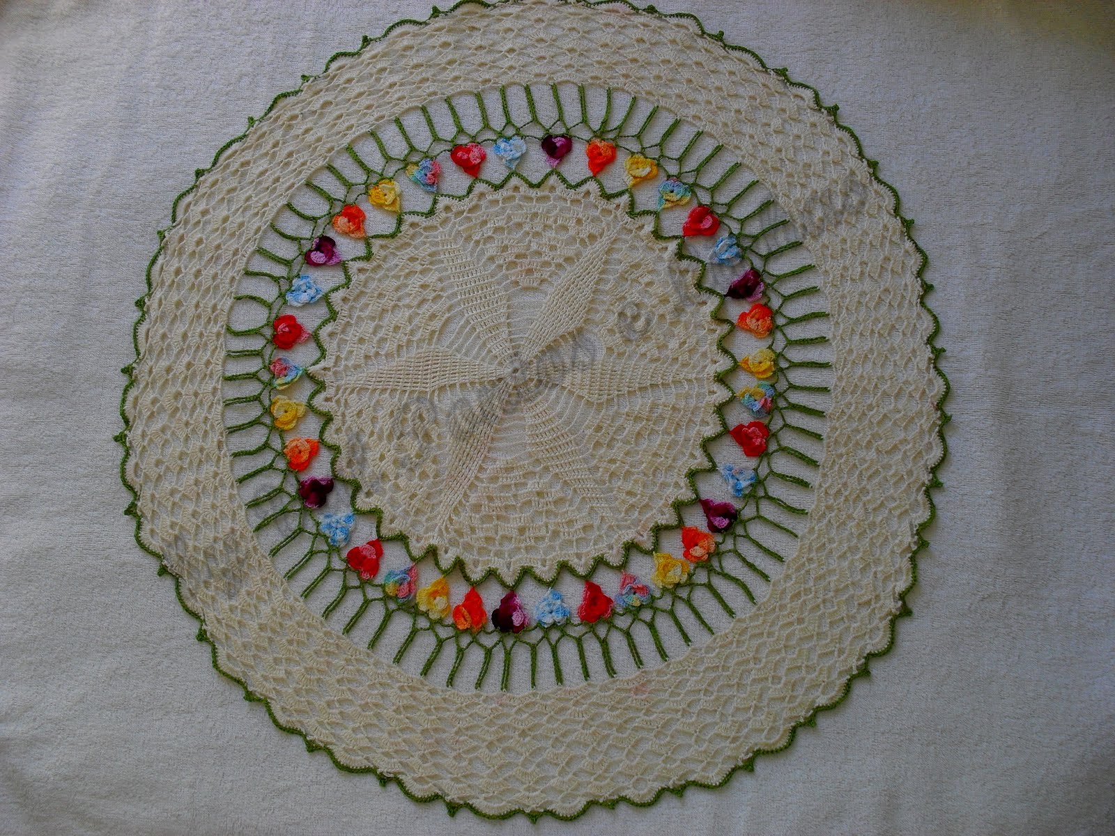Pontos e Linhas: Toalha de Croche com flores coloridas