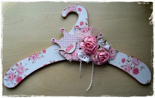 [MarjaSchweder_hanger.JPG]