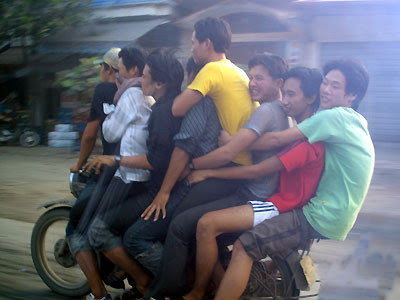 orang naik motor