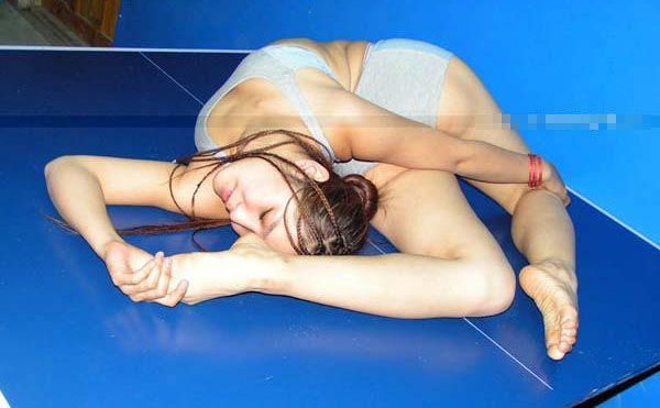 Интим фото голой гимнастки Магдалены севшей на шпагат