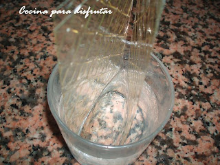 receta PASTEL DECORADO DE ARABESCOS DE MOUSE DE NUTELLA CON NATILLAS