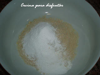 receta PASTEL DECORADO DE ARABESCOS DE MOUSE DE NUTELLA CON NATILLAS