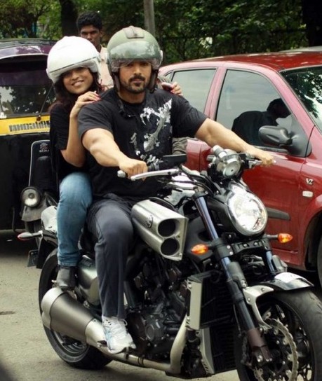 golmaal 3 bike