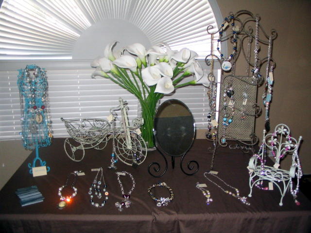 HOST A PARTY.... GET A FREE NECKLACE!! Email us: sparkleandsass@gmail.com