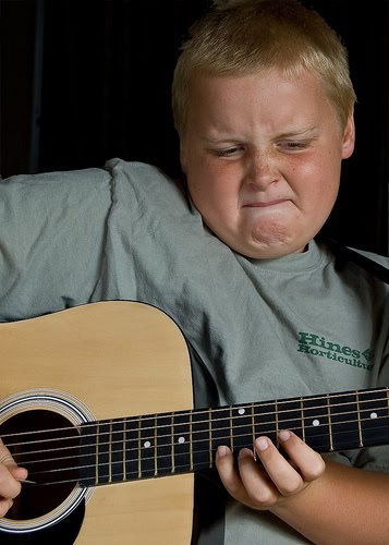 http://3.bp.blogspot.com/_IjmzzqgJyxw/TCOr3h5nuTI/AAAAAAAAAQc/bfEj8d2S99s/s1600/guitar-face.jpg