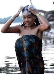 donna che si lava al fiume
