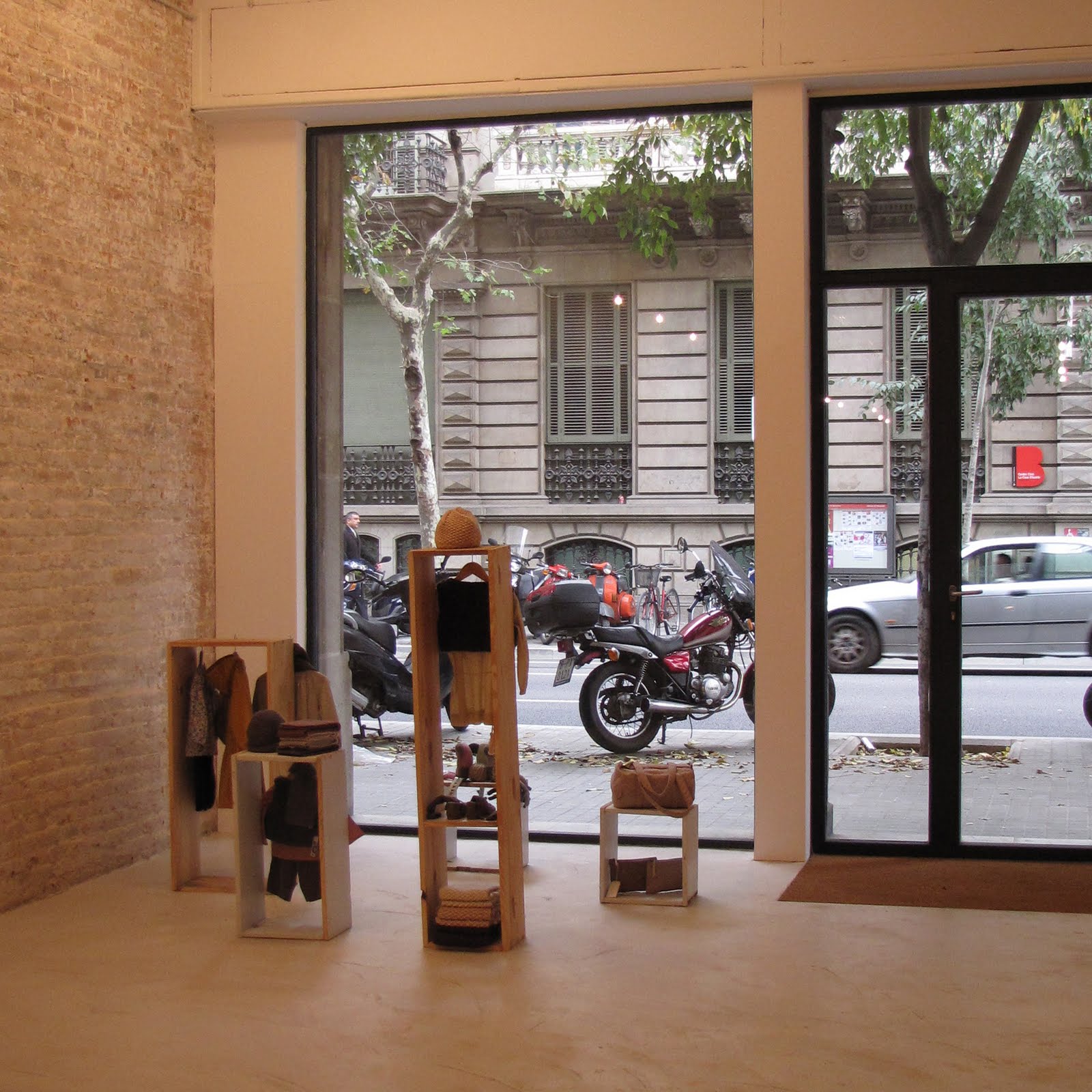 miss sitius: Petit Armari. Tienda de ropa infantil en un local increíble...