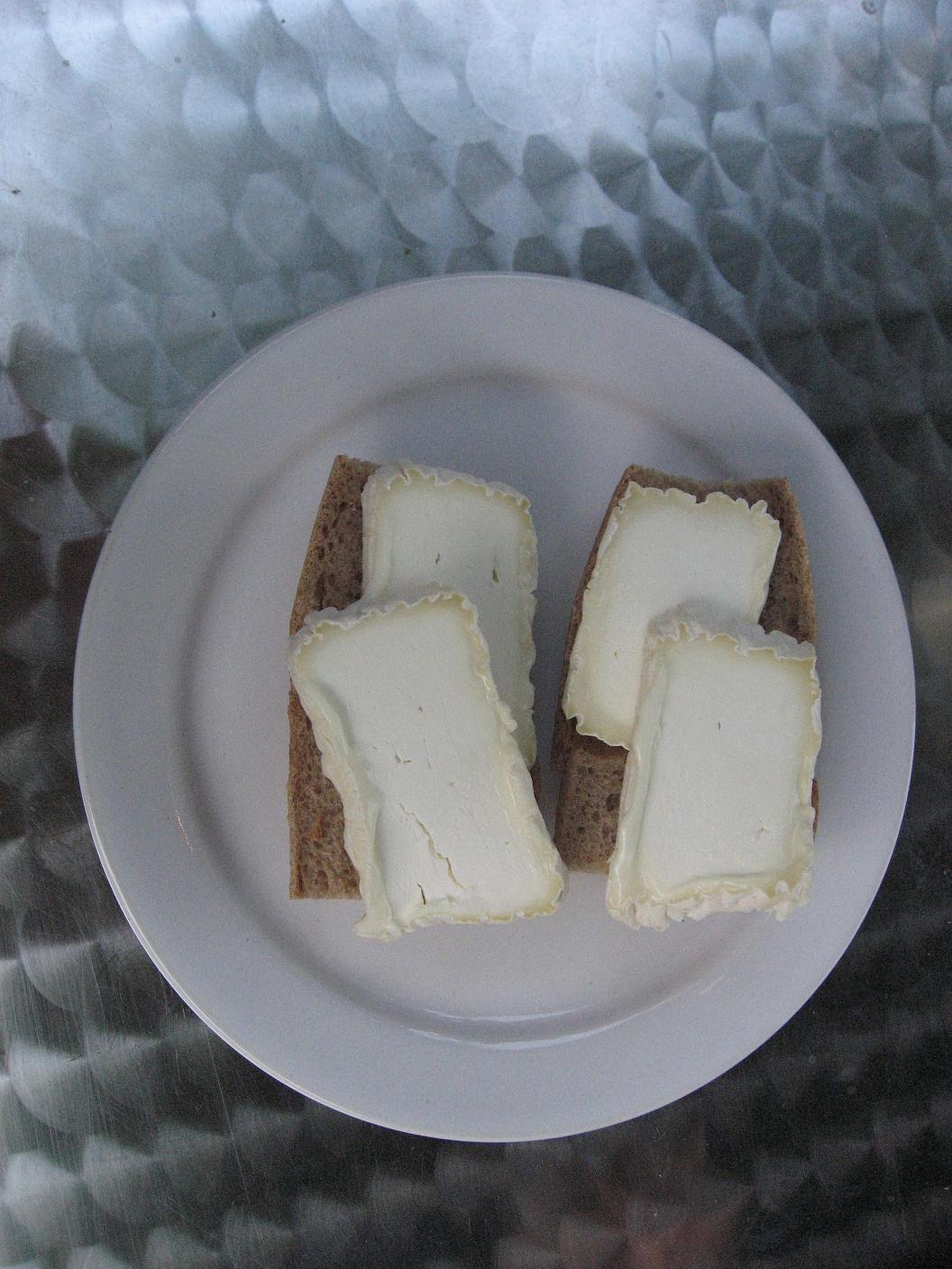 [5-DinnerFirstCourseBreadAndCheese.JPG]