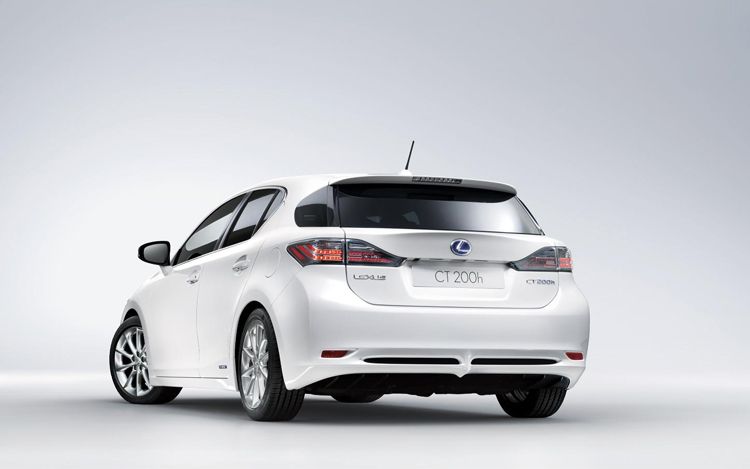 [2011-Lexus-C-200h-Rear-Angle-View.jpg]