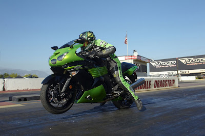 http://3.bp.blogspot.com/_J3_liDBfbvs/TMPzep8LhAI/AAAAAAAAzK8/WLbv0DcQYwg/s400/2011+Kawasaki+Ninja+ZX-14+Official+Pictures.jpg