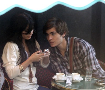 [zanessa+in+Paris+2.jpg]