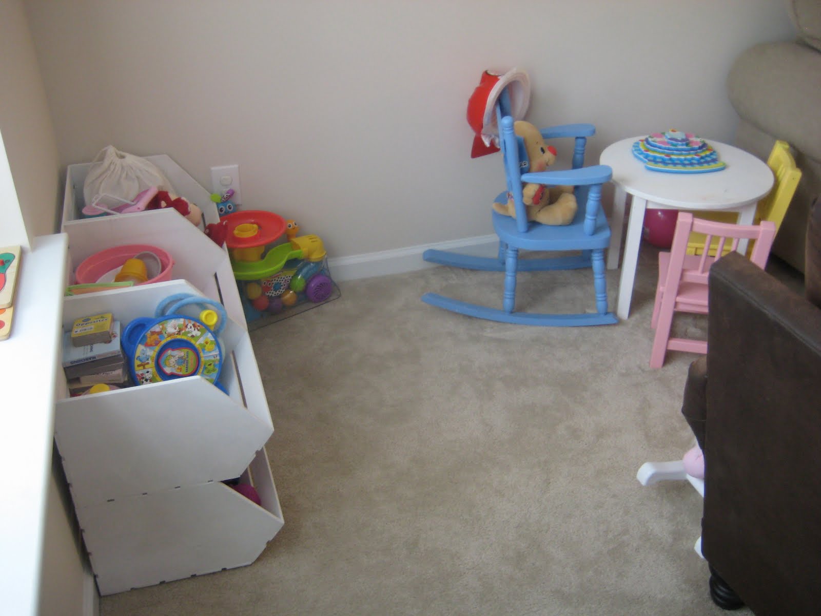 leaf and letter handmade pottery barn kidsesque toy storage.
