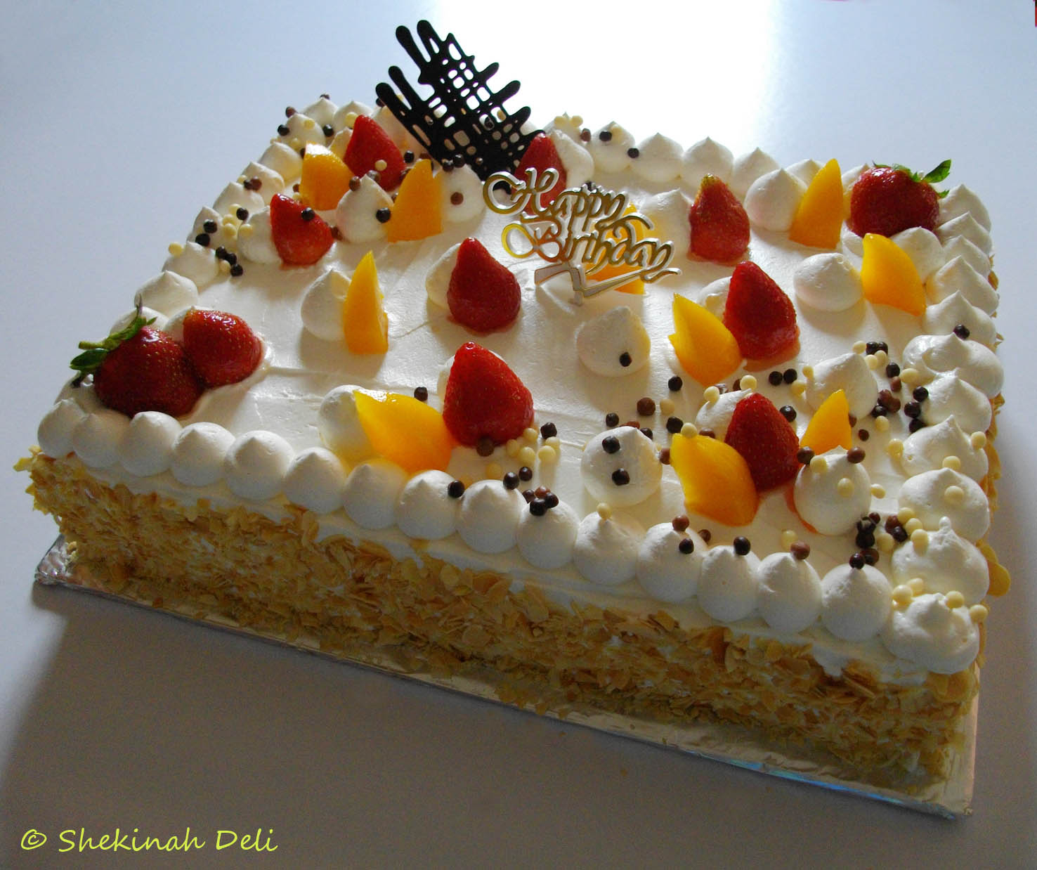 Shekinah Deli Strawberry & peach génoise