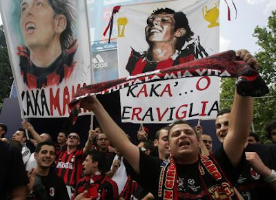 Torcida do Milan exalta Kaká