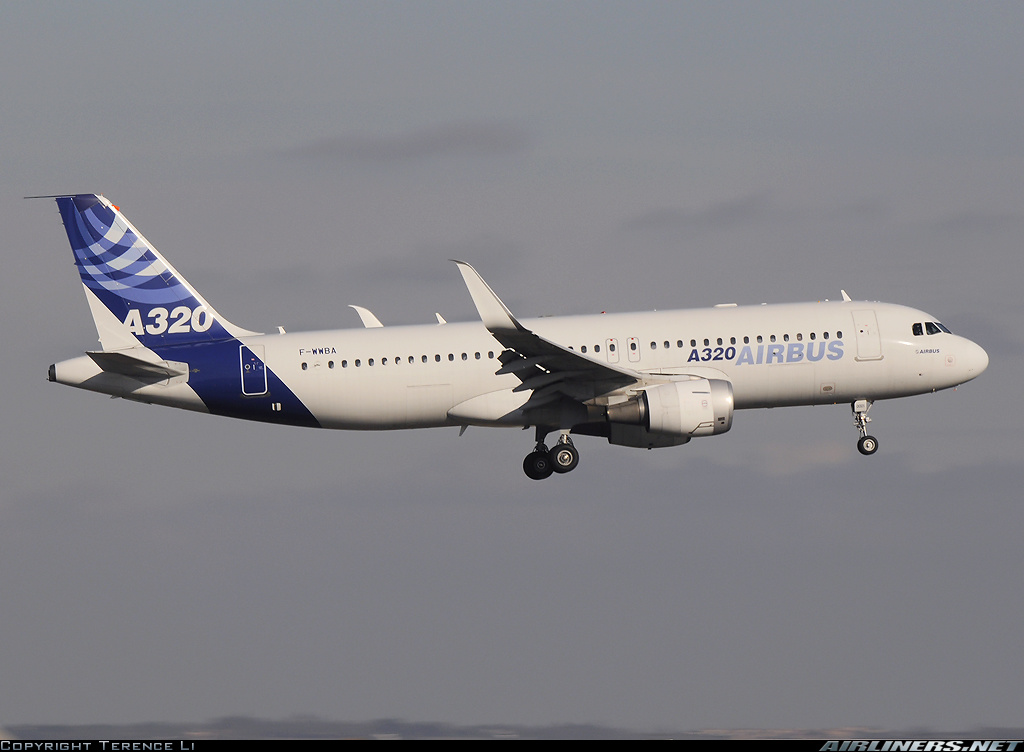A320+-+Airbus+-+Sharklet01.jpg