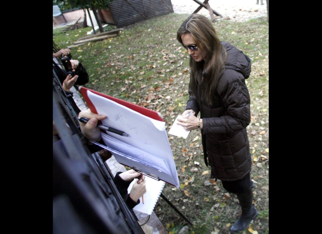 http://3.bp.blogspot.com/_JUw2aRvPUwc/TLmLcMbH6yI/AAAAAAAAZnw/BItFlJQtNAE/s1600/Angelina+Jolie+&+Brad+Pitt+In+Hungary+(PHOTOS)1.jpg